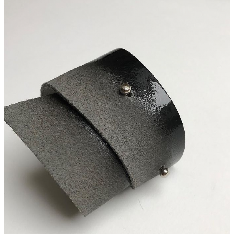 Juodai pilka apyrankė | oda