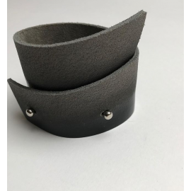 Juodai pilka apyrankė | oda