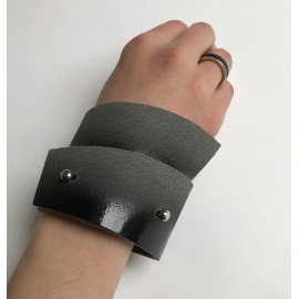 Juodai pilka apyrankė | oda