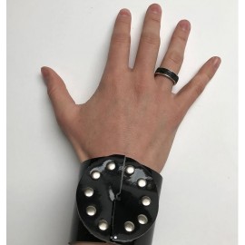 Juoda lakinė apyrankė | oda