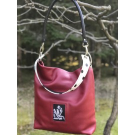 Raudona rankinė su taškuota rankena | oda