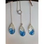Komplektukas Lumen Caeruleum - pakabukas ir auskarai su melsvom gėlytėm ir nendrių pūkeliais  Komplektukas Lumen Caeruleum - pakabukas ir auskarai su melsvom gėlytėm ir nendrių pūkeliais