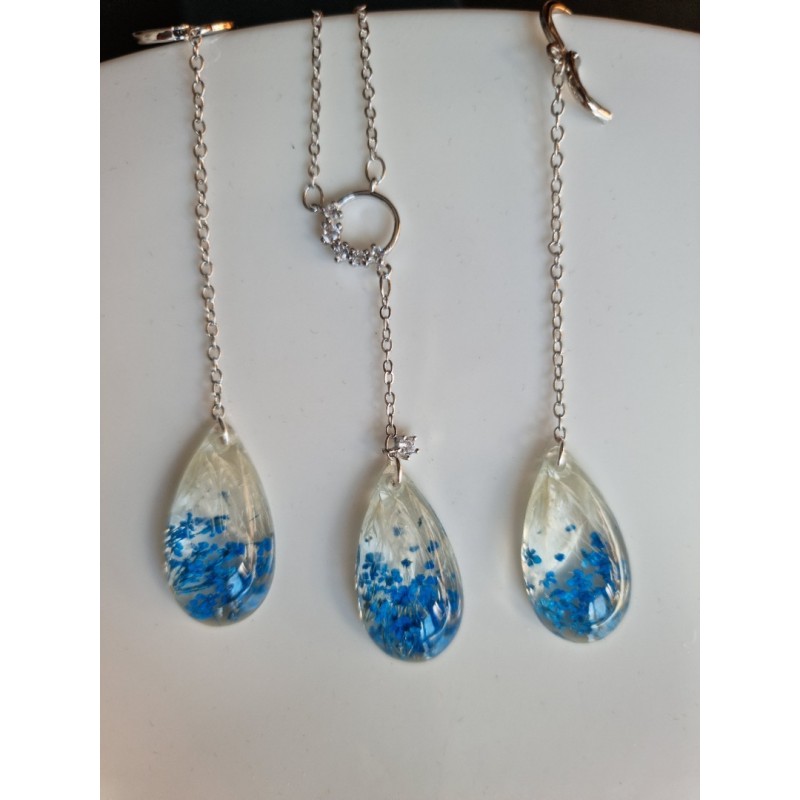 Komplektukas Lumen Caeruleum - pakabukas ir auskarai su melsvom gėlytėm ir nendrių pūkeliais  Komplektukas Lumen Caeruleum - pakabukas ir auskarai su melsvom gėlytėm ir nendrių pūkeliais