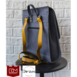 Geltona ir mėlyna maža odinė kuprinė moterims Geltona ir mėlyna maža odinė kuprinė moterims