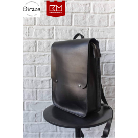 Juoda maža odinė kuprinė moterims