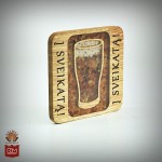 "Į sveikatą" inkrustuotas medinis padėkliukas 