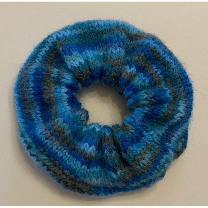 Virbalais megzta plaukų gumytė Virbalais megzta plaukų gumytė