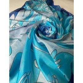 „Jūros šokis“ – rankomis tapyta šilkinė skarelė