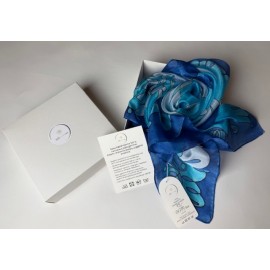 „Jūros šokis“ – rankomis tapyta šilkinė skarelė