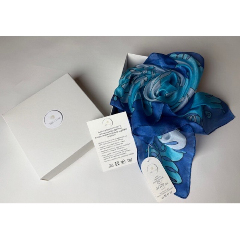 „Jūros šokis“ – rankomis tapyta šilkinė skarelė