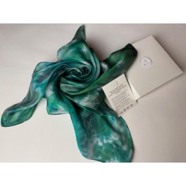 „Žalioji banga“ – rankomis tapyta šilkinė skarelė