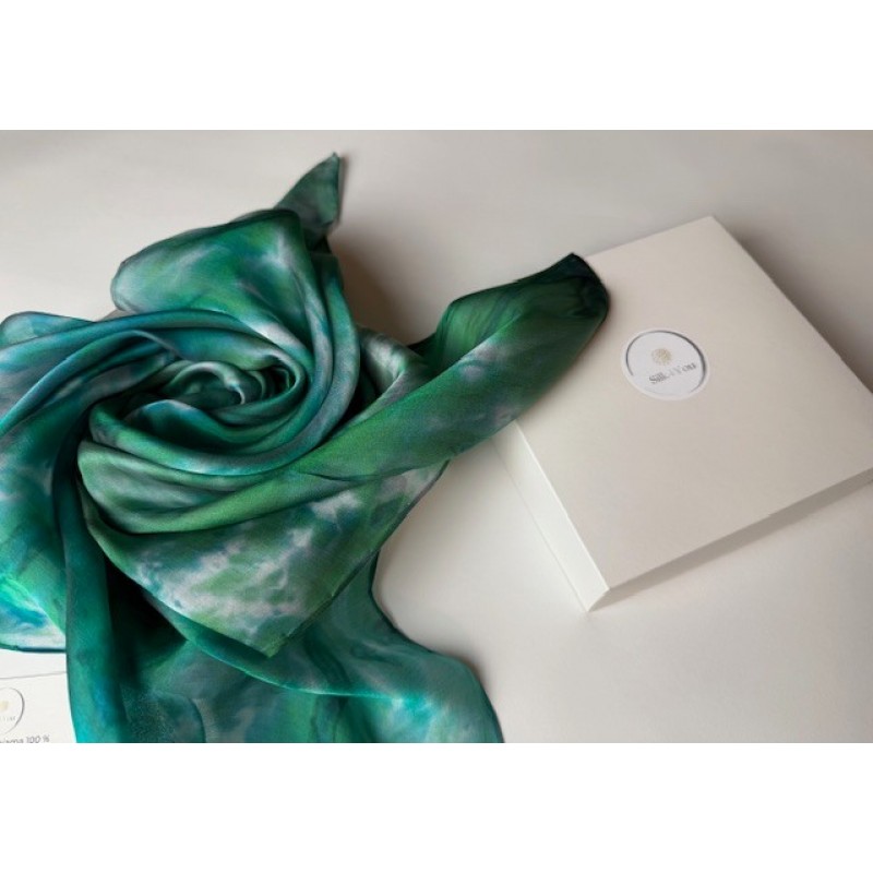 „Žalioji banga“ – rankomis tapyta šilkinė skarelė