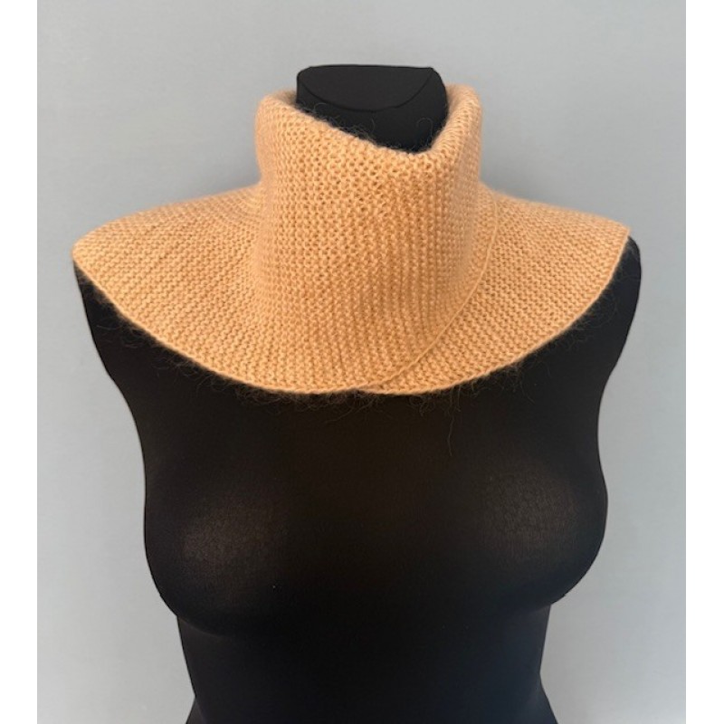 „Smėlio šiluma“ – rankomis megzta kaklo mova iš kašmyro, šilko ir alpakos