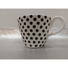 balto molio puodelis su juodais taškeliais