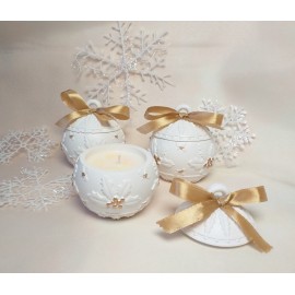 Dovana. Žvakė eglutės žaisliukas.