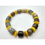 Rankų darbo apyrankė iš jūriniu akmenukų ir Baltijos gintaro su žalvario intarpais