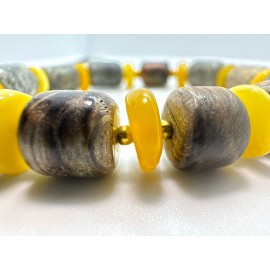 Rankų darbo apyrankė iš jūriniu akmenukų ir Baltijos gintaro su žalvario intarpais