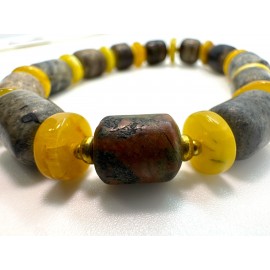 Rankų darbo apyrankė iš jūriniu akmenukų ir Baltijos gintaro su žalvario intarpais