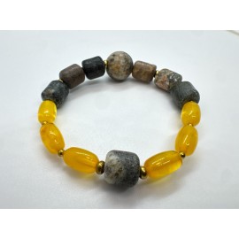 Gintaro ir jūrinio ąžuolo apyrankė su žalvariu – natūralių akmenų juvelyrika