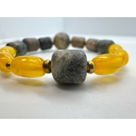 Gintaro ir jūrinio ąžuolo apyrankė su žalvariu – natūralių akmenų juvelyrika