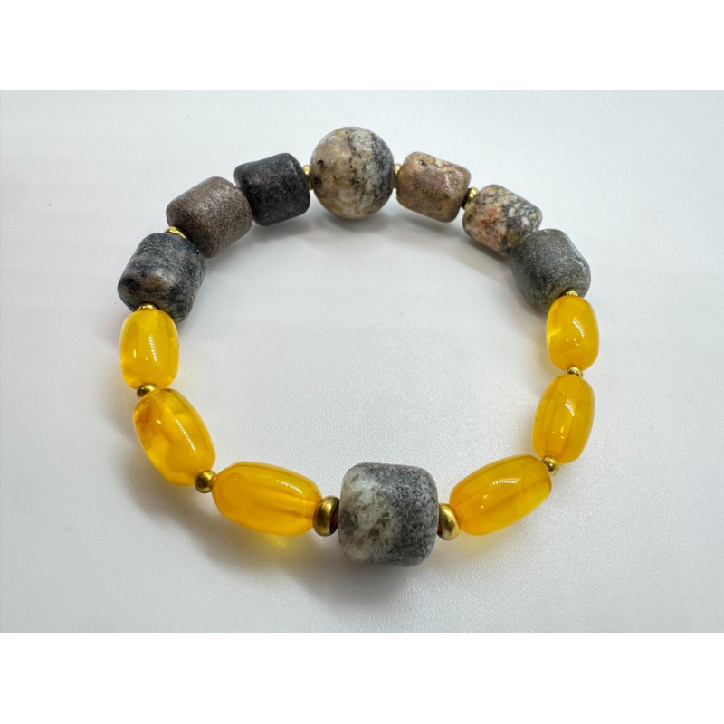 Gintaro ir jūrinio ąžuolo apyrankė su žalvariu – natūralių akmenų juvelyrika