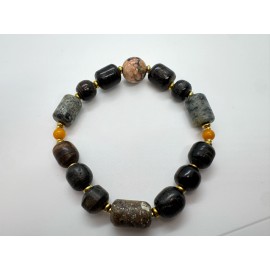 Apyrankė iš jūrinio ąžuolo, jūros akmenėlių ir gintaro akcentais su žalvario intarpais