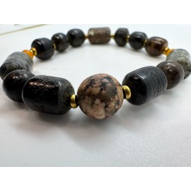 Apyrankė iš jūrinio ąžuolo, jūros akmenėlių ir gintaro akcentais su žalvario intarpais