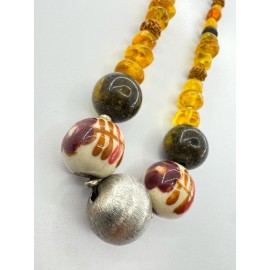 Rankų darbo papuošalas su Baltijos gintaru, keramika, rudrakša, pelkiniu ąžuolu, kaulu ir sidabru