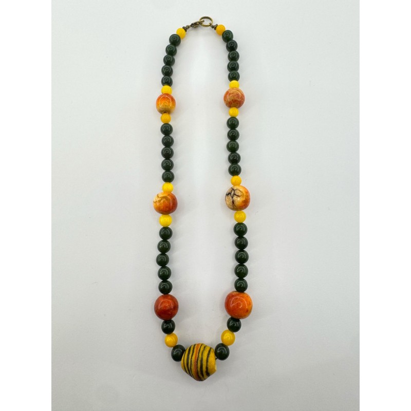 Unikalus rankų darbo papuošalas su nefritu, Baltijos gintaru ir afrikietiškais stiklo karoliukais