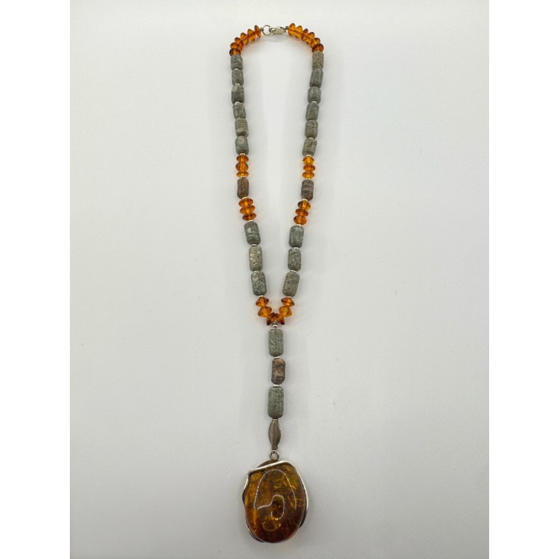 Natūralaus Baltijos gintaro fosilinių akmenėlių papuošalas su elegantiškomis sidabro detalėmis