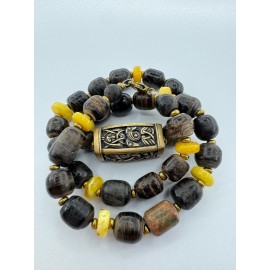 Vyrškas vėrinys iš pelkinio ąžuolo, Baltijos gintaro  ir žalvariniiu skandinavišku vikingu motyvu