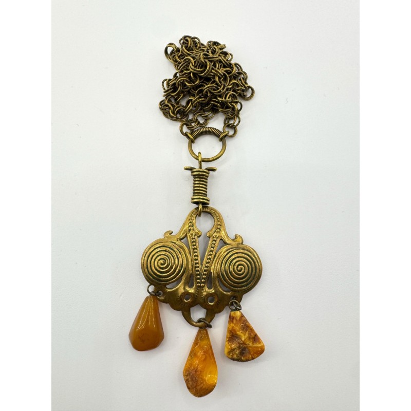 Rankų darbo vėrinys iš žalvario ir baltijos gintaro