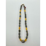 Vikingų stiliaus papuošalas su Baltijos gintaru ir jūriniais akmenėliais