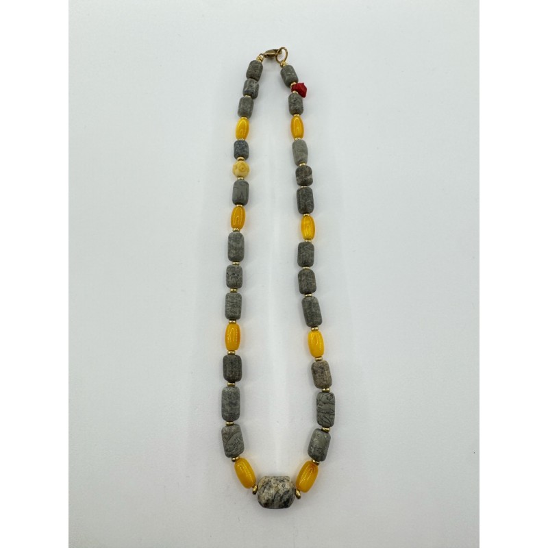 Vikingų stiliaus papuošalas su Baltijos gintaru ir jūriniais akmenėliais