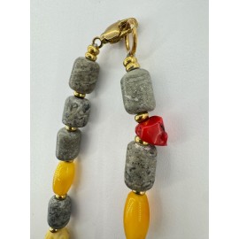 Vikingų stiliaus papuošalas su Baltijos gintaru ir jūriniais akmenėliais