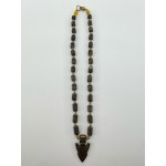 Rankų darbo pakabukas – Baltijos gintaras, jūriniai akmenukai su žalvario intarpais ir ietimi