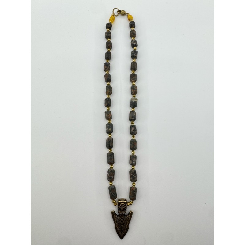 Rankų darbo pakabukas – Baltijos gintaras, jūriniai akmenukai su žalvario intarpais ir ietimi