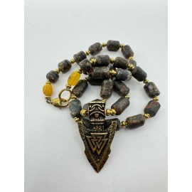 Rankų darbo pakabukas – Baltijos gintaras, jūriniai akmenukai su žalvario intarpais ir ietimi