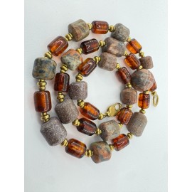 Rankų darbo vėrinys iš jūrinių akmenukų, jūros gintaro su runa