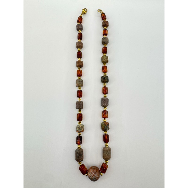 Rankų darbo vėrinys iš jūrinių akmenukų, jūros gintaro su runa