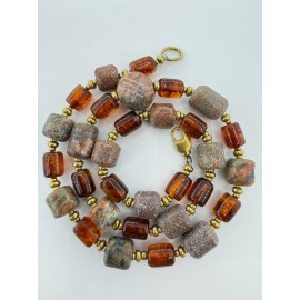 Papuošalas iš granito akmenukų, gintaro su žalvario intarpais ir runa