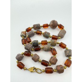 Papuošalas iš granito akmenukų, gintaro su žalvario intarpais ir runa