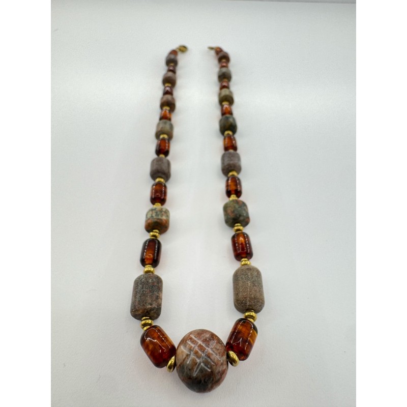 Papuošalas iš granito akmenukų, gintaro su žalvario intarpais ir runa