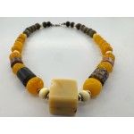 Spalvingas papuošalas iš įvairiausių karoliukų