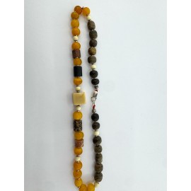 Spalvingas papuošalas iš įvairiausių karoliukų