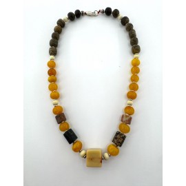 Spalvingas papuošalas iš įvairiausių karoliukų