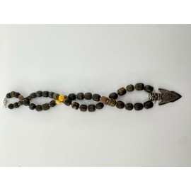 Rankų darbo Vikingų stiliaus pakabukas su pelkiniu ąžuolu, jūros akmenėliais ir sidabro intarpais