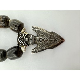 Rankų darbo Vikingų stiliaus pakabukas su pelkiniu ąžuolu, jūros akmenėliais ir sidabro intarpais