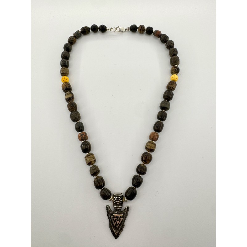 Rankų darbo Vikingų stiliaus pakabukas su pelkiniu ąžuolu, jūros akmenėliais ir sidabro intarpais