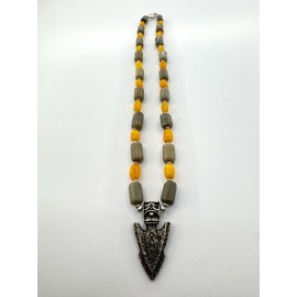 Rankų darbo papuošalas iš Baltijos gintaro, fosilinių jūros akmenėlių su sidabro intarpais ir sidabrine ietimi